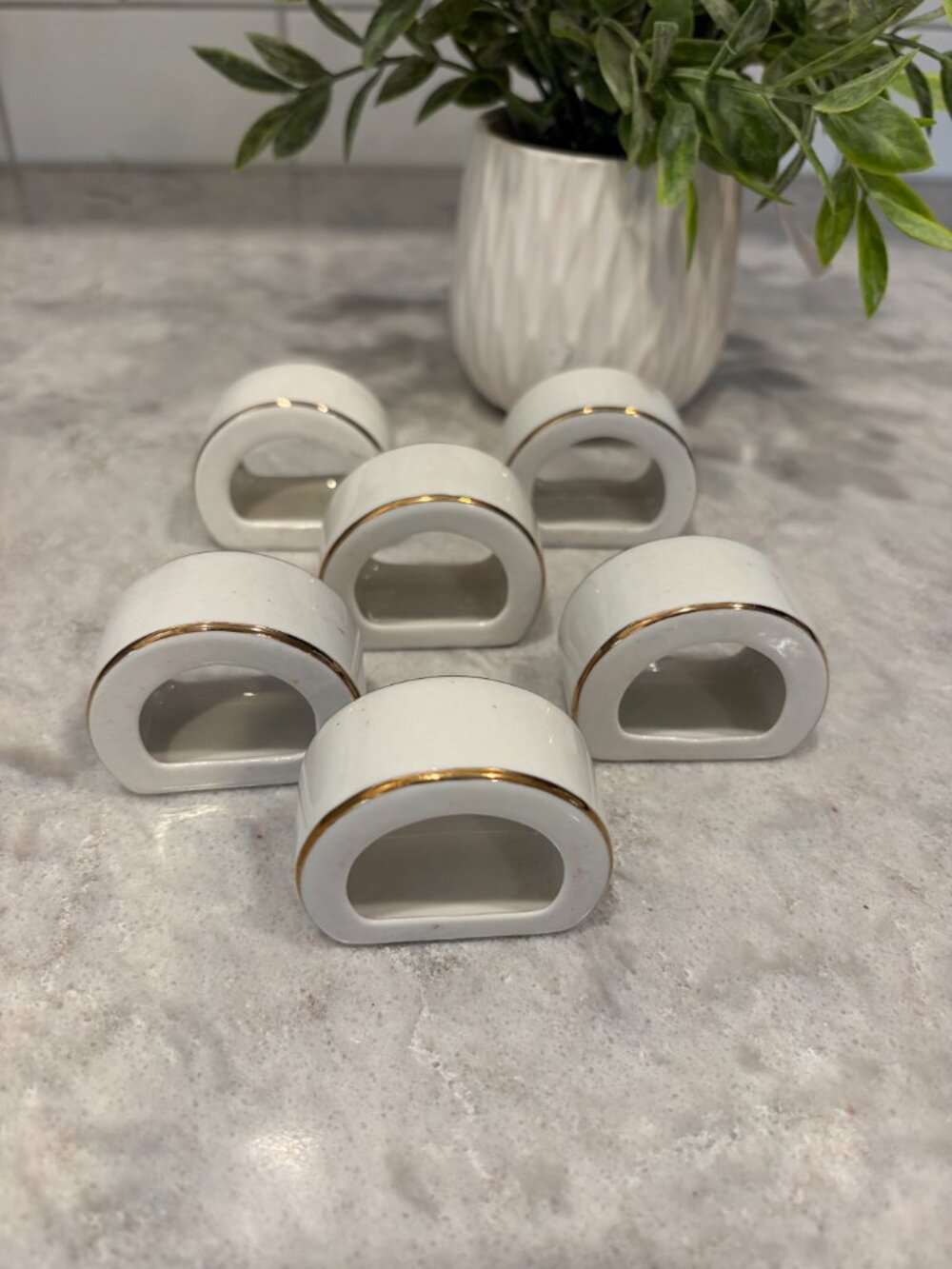 Vintage Gibson Designs Ceramic Napkin Rings White w/Gold Trim Set Of 6 D Ring